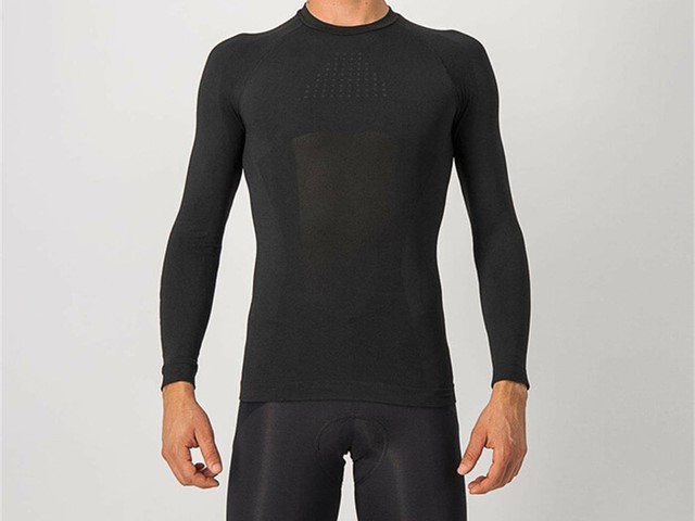 CAMISETA INTERIOR CORE SEAMLESS BASE LAYER LS NEGRA